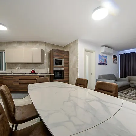 Apartment Lovely 2br With Backyard & Sofabed In By 360 Estates