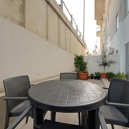 Apartment Lovely 2br With Backyard & Sofabed In By 360 Estates