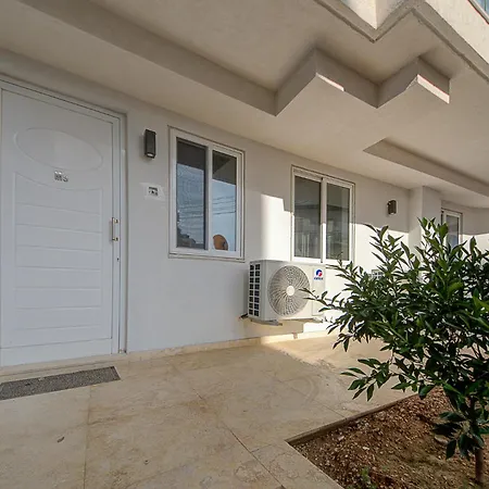 Apartment Lovely 2br With Backyard & Sofabed In By 360 Estates