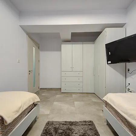 Apartment Lovely 2br With Backyard & Sofabed In By 360 Estates *