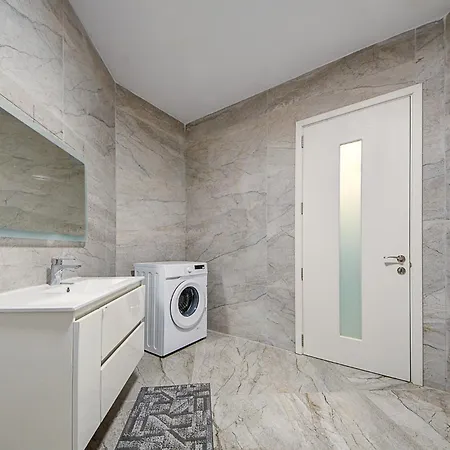 Apartment Lovely 2br With Backyard & Sofabed In By 360 Estates