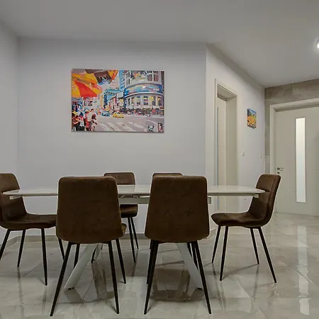 Apartment Lovely 2br With Backyard & Sofabed In By 360 Estates