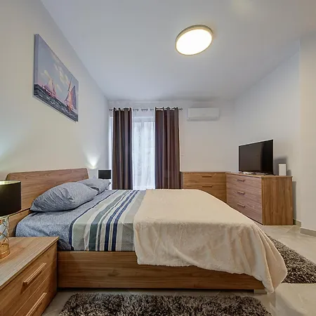 Apartment Lovely 2br With Backyard & Sofabed In By 360 Estates