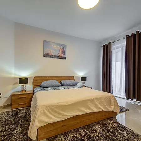 Apartment Lovely 2br With Backyard & Sofabed In By 360 Estates