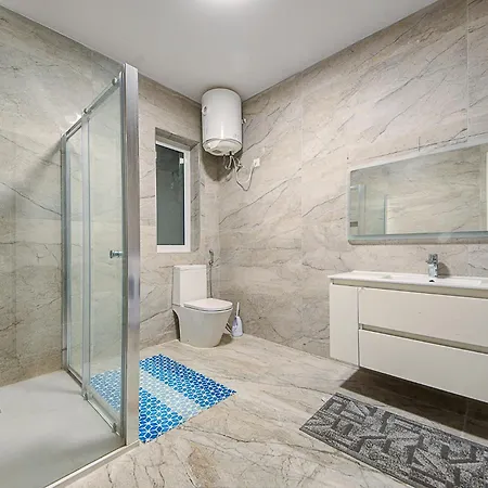 Apartment Lovely 2br With Backyard & Sofabed In By 360 Estates