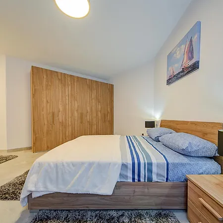 Apartment Lovely 2br With Backyard & Sofabed In By 360 Estates *